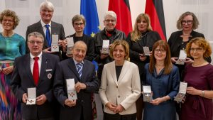 Die ausgezeichneten Ehrenämtler:innen mit Ministerpräsidentin Malu Dreyer ©StaatskanzleiRLP/Silz