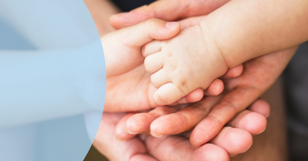 Händer erwachsener Menschen halten Kinderhände
