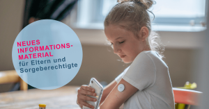 Ein Mädchen scannt mit einem Smartphone ihren Sensor im Arm
